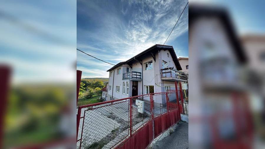 Casă cu 4 camere cu Canalizare în Iris