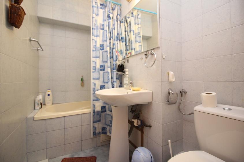 Apartament cu 3 camere semidecomandat, mobilat în Crângași