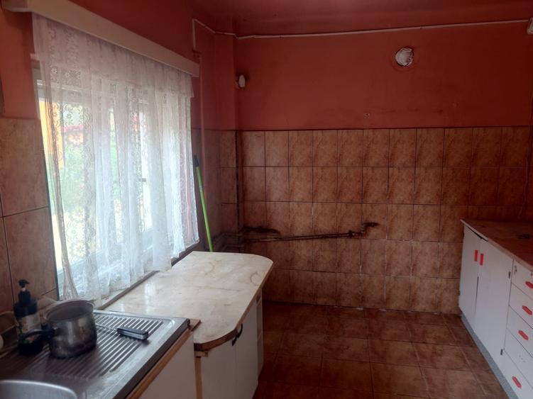 Casă cu 3 camere cu Teren 1850 Mp în Stupini