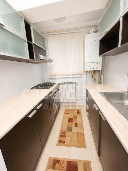 Apartament cu 3 camere decomandat, mobilat în