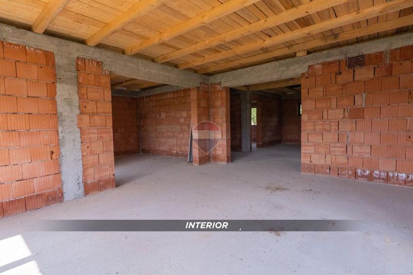Casă individuală cu 3 camere cu Teren 750 Mp în Est