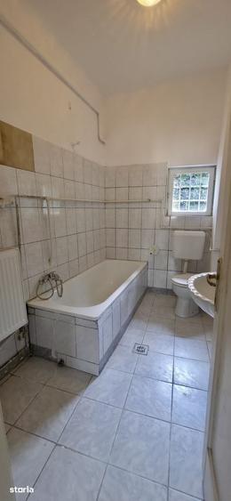 Apartament cu 3 camere nedecomandat în Centrul Civic