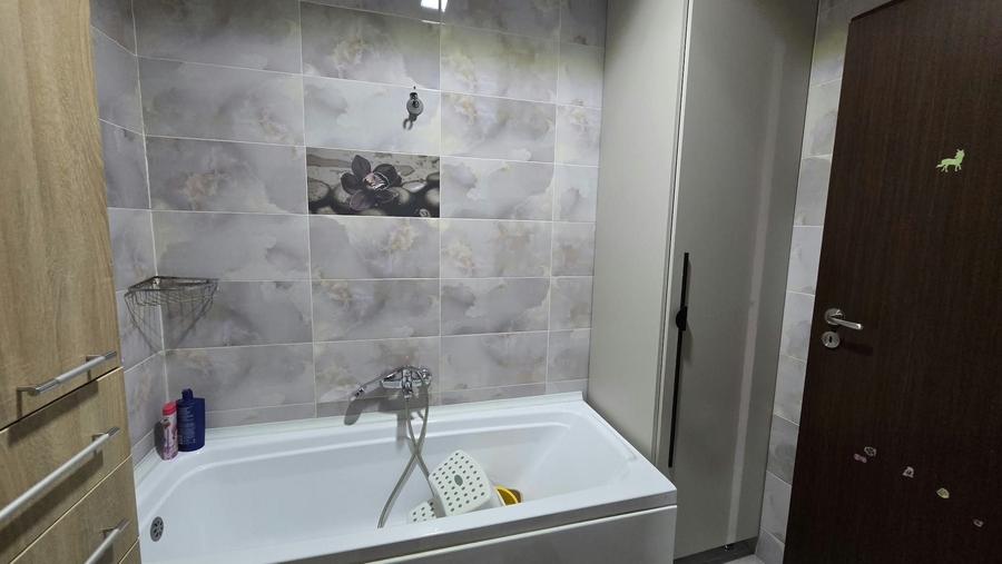 Apartament cu 3 camere semidecomandat în Central