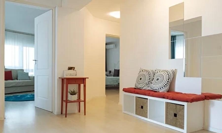 Apartament cu 3 camere decomandat, mobilat în P-ța Romană