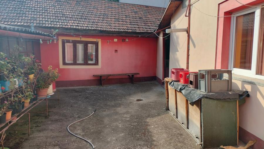 Casă individuală cu 6 camere cu Canalizare în Dorobanților