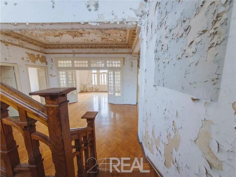 Casă cu 16 camere în Romană