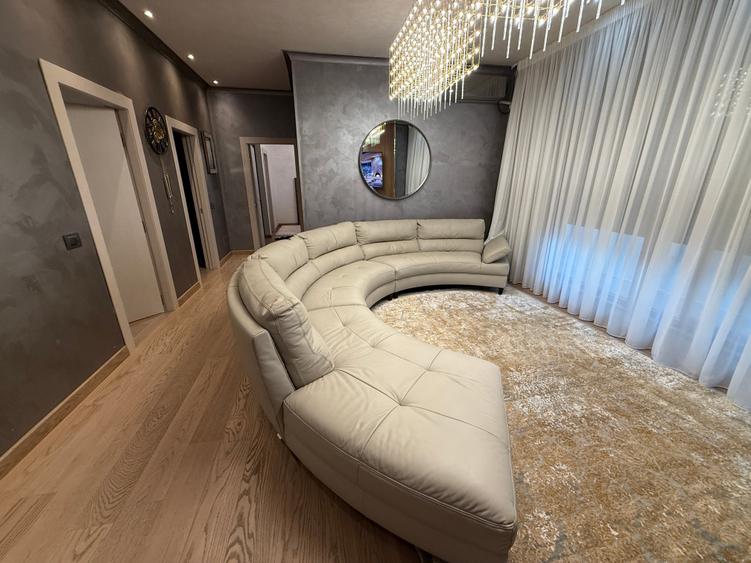 Penthouse cu 4 camere semidecomandat, mobilat în Vitan Mall