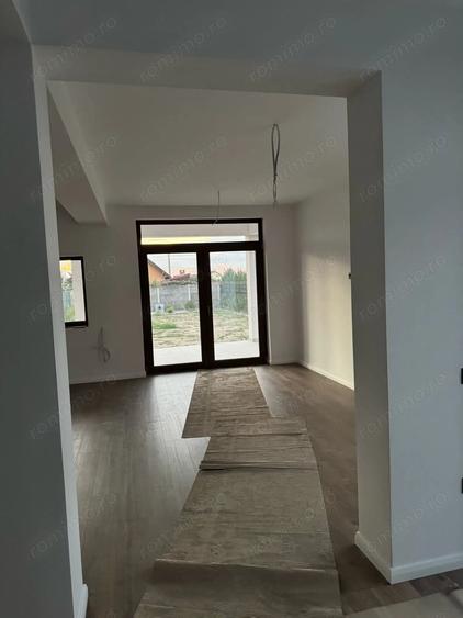 Casă cu 5 camere în Moșnița Nouă
