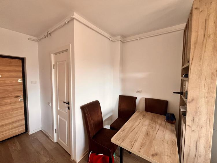 Apartament cu 3 camere semidecomandat, mobilat în Florești