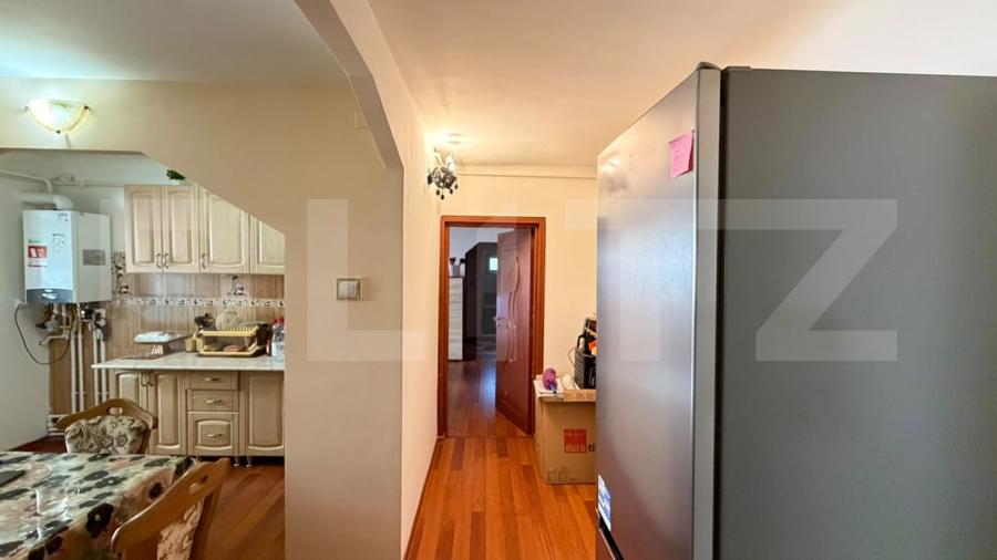 Apartament cu 3 camere semidecomandat, mobilat în Craiovița Nouă