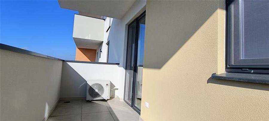 Apartament cu 3 camere nedecomandat în Aradului