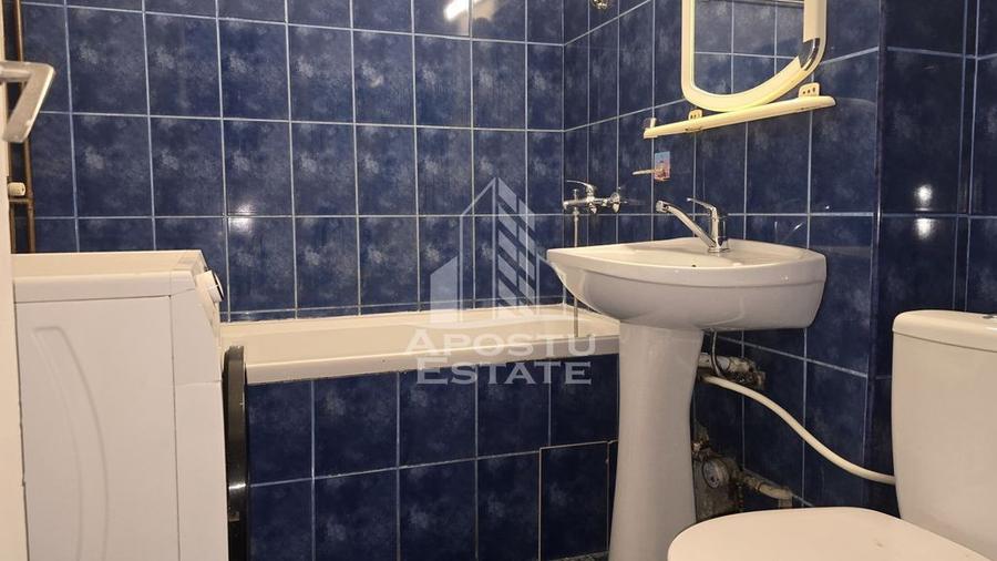 Apartament cu 4 camere semidecomandat în Aradului