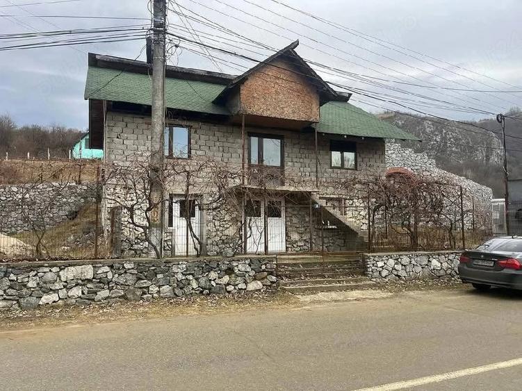 Casă cu Teren 430 Mp în Ponoarele