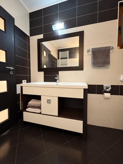 Apartament cu 4 camere decomandat, mobilat în Energia