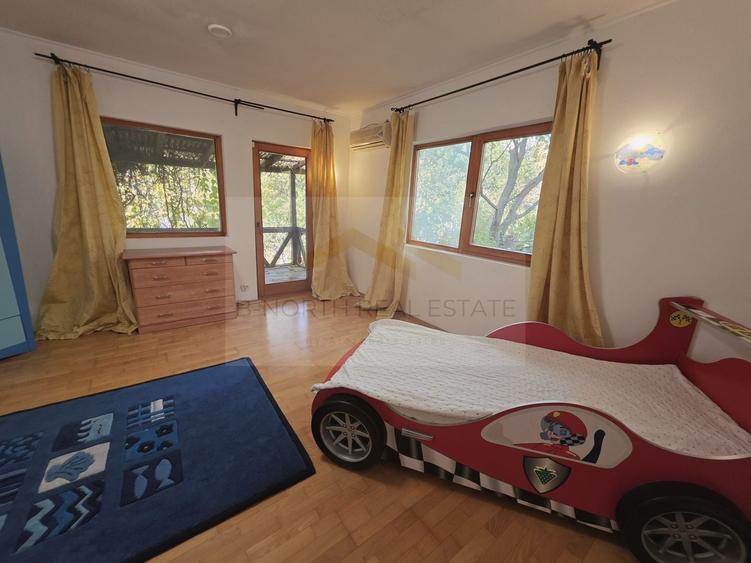 Casă individuală cu 6 camere cu Canalizare în Periș