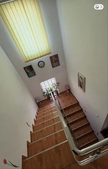 Casă individuală cu 8 camere cu Teren 800 Mp în Sud
