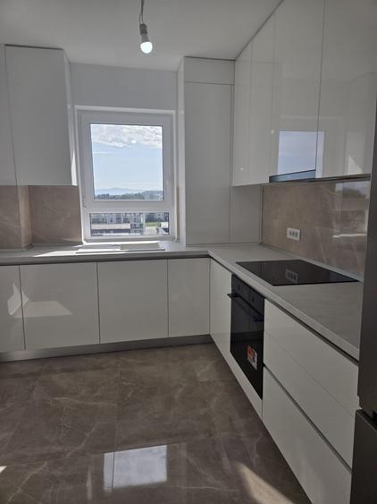 Apartament cu 2 camere decomandat în Tractorul
