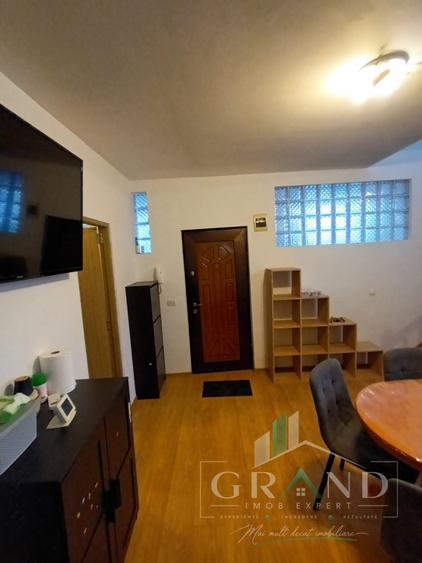 Apartament cu 3 camere semidecomandat, mobilat în Semicentral