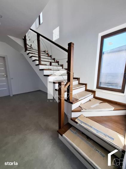 Casă cu 5 camere cu Teren 550 Mp în Păulești