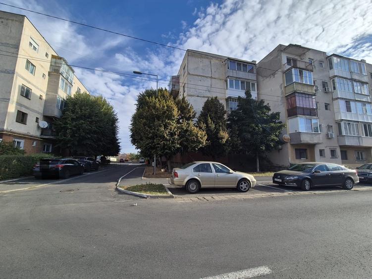 Apartament cu 2 camere decomandat în Confecții