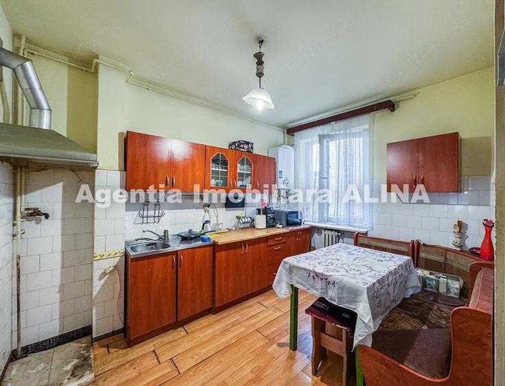Apartament cu 4 camere decomandat în Liliacului
