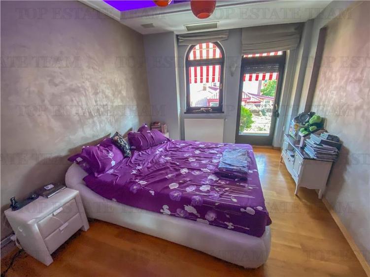 Casă individuală cu 20 camere cu Canalizare în Central