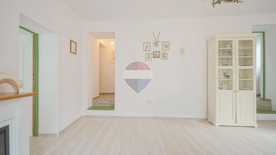 Apartament cu 3 camere semidecomandat, mobilat în Schei