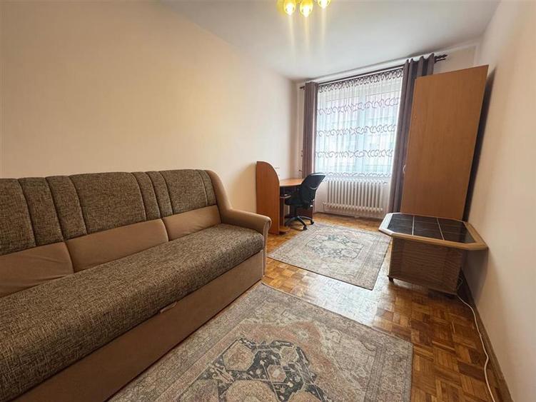 Apartament cu 4 camere decomandat, mobilat în Cedonia