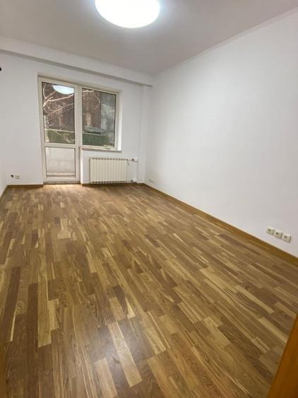 Apartament cu 10 camere decomandat în Aviatorilor