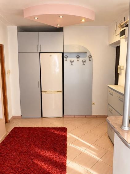 Apartament cu 2 camere semidecomandat, mobilat în Central