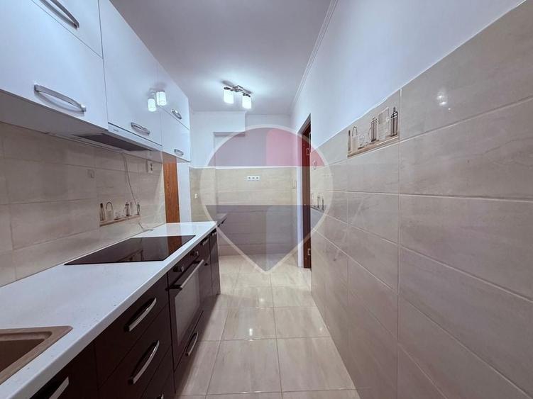 Apartament cu 3 camere semidecomandat, mobilat în Central