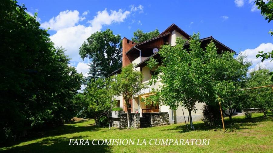 Casă individuală cu 7 camere cu Teren 2328 Mp în Dăești