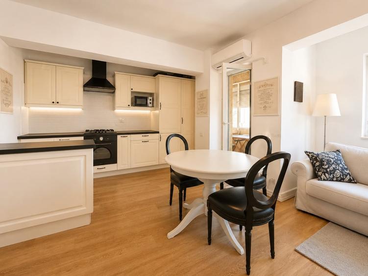 Apartament cu 4 camere decomandat, mobilat în Tomis Nord