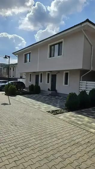 Casă cu 4 camere cu Canalizare în Est