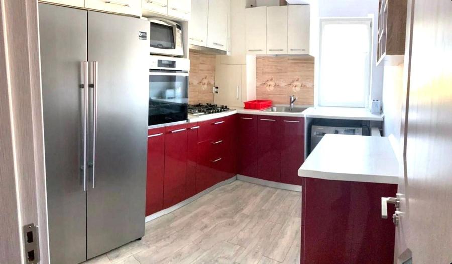 Apartament cu 3 camere decomandat în Titan