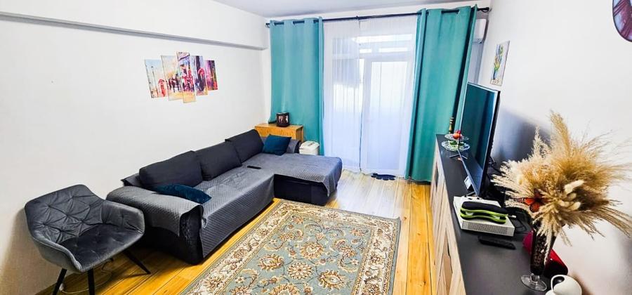 Apartament cu 3 camere semidecomandat, mobilat în P-ța Unirii