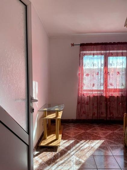 Apartament cu 3 camere decomandat, mobilat în Nicolina