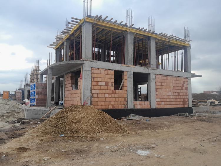 Duplex cu 4 camere cu Canalizare în Balotești