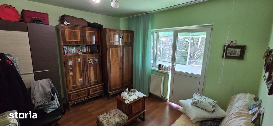 Apartament cu 3 camere decomandat, mobilat în Aradului