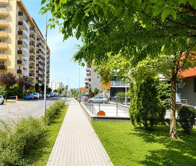 Apartament cu 3 camere decomandat, mobilat în Tractorul