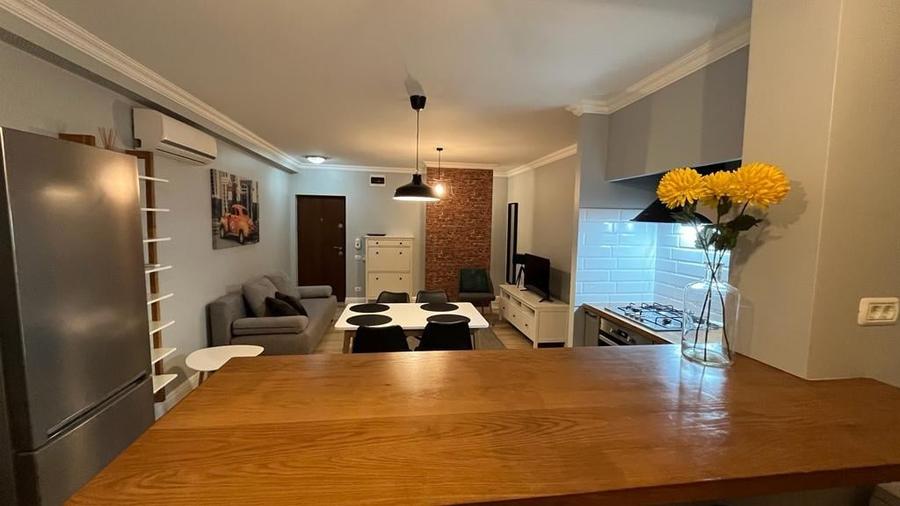 Apartament cu 3 camere semidecomandat, mobilat în Aradului