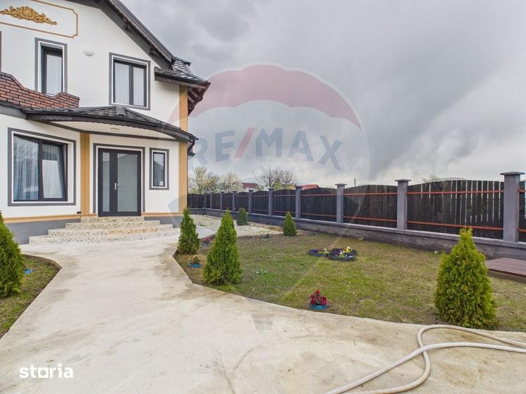 Casă cu 5 camere cu Teren 457 Mp în Vărăști