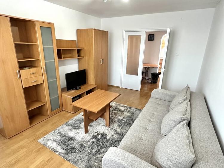 Apartament cu 3 camere decomandat, mobilat în Cetate