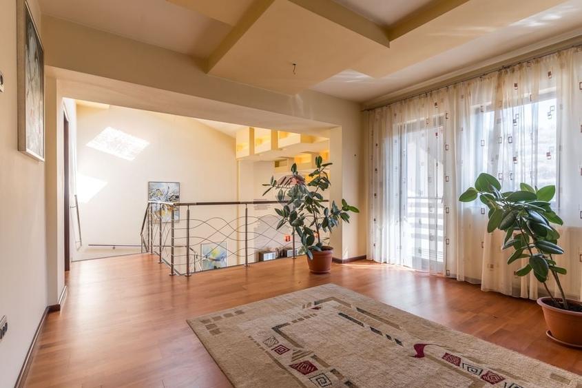 Casă individuală cu 7 camere cu Teren 1371 Mp în Nord-Est