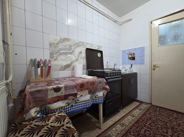 Apartament cu 3 camere semidecomandat în Micro 16