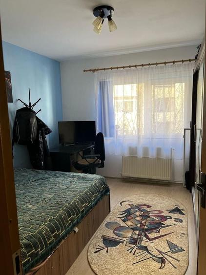 Apartament cu 3 camere decomandat în Micro 2