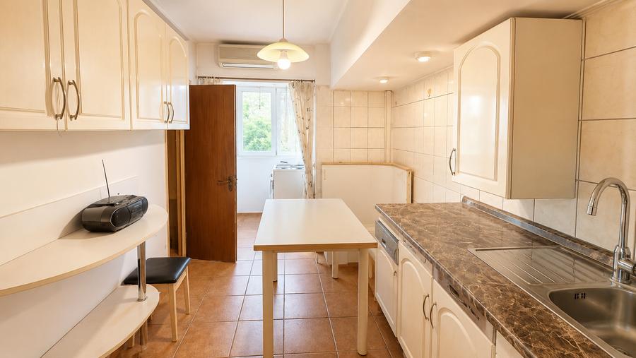 Apartament cu 4 camere decomandat în Iancului