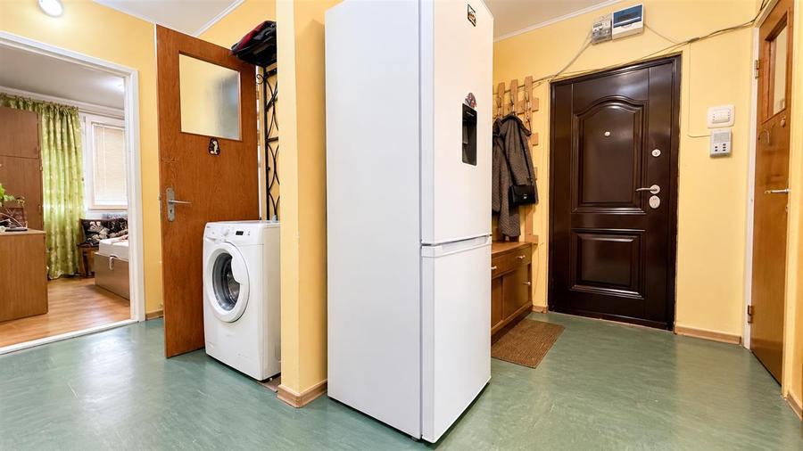 Apartament cu 3 camere decomandat, mobilat în Valea Oltului
