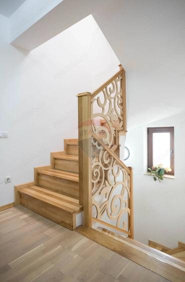 Casă cu 8 camere cu Teren 2130 Mp în Nistorești