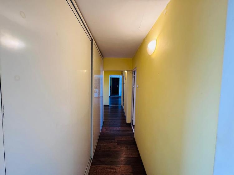Apartament cu 4 camere semidecomandat, mobilat în Baza 3
